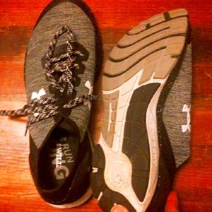 Size 9 womens under armour sneakers